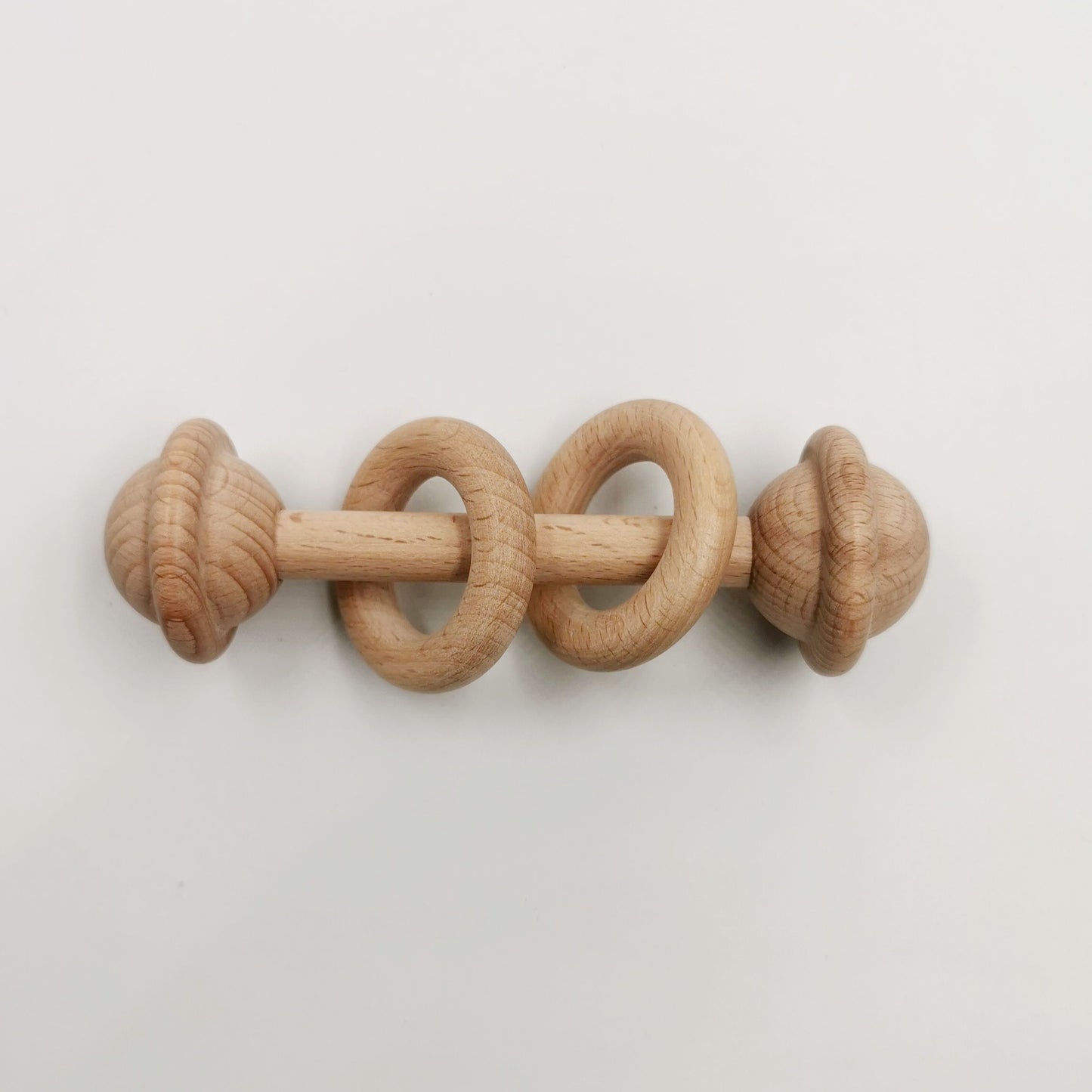 photo d'un jouet hochet avec anneaux en bois - coffret eveil en bois - Montijouet